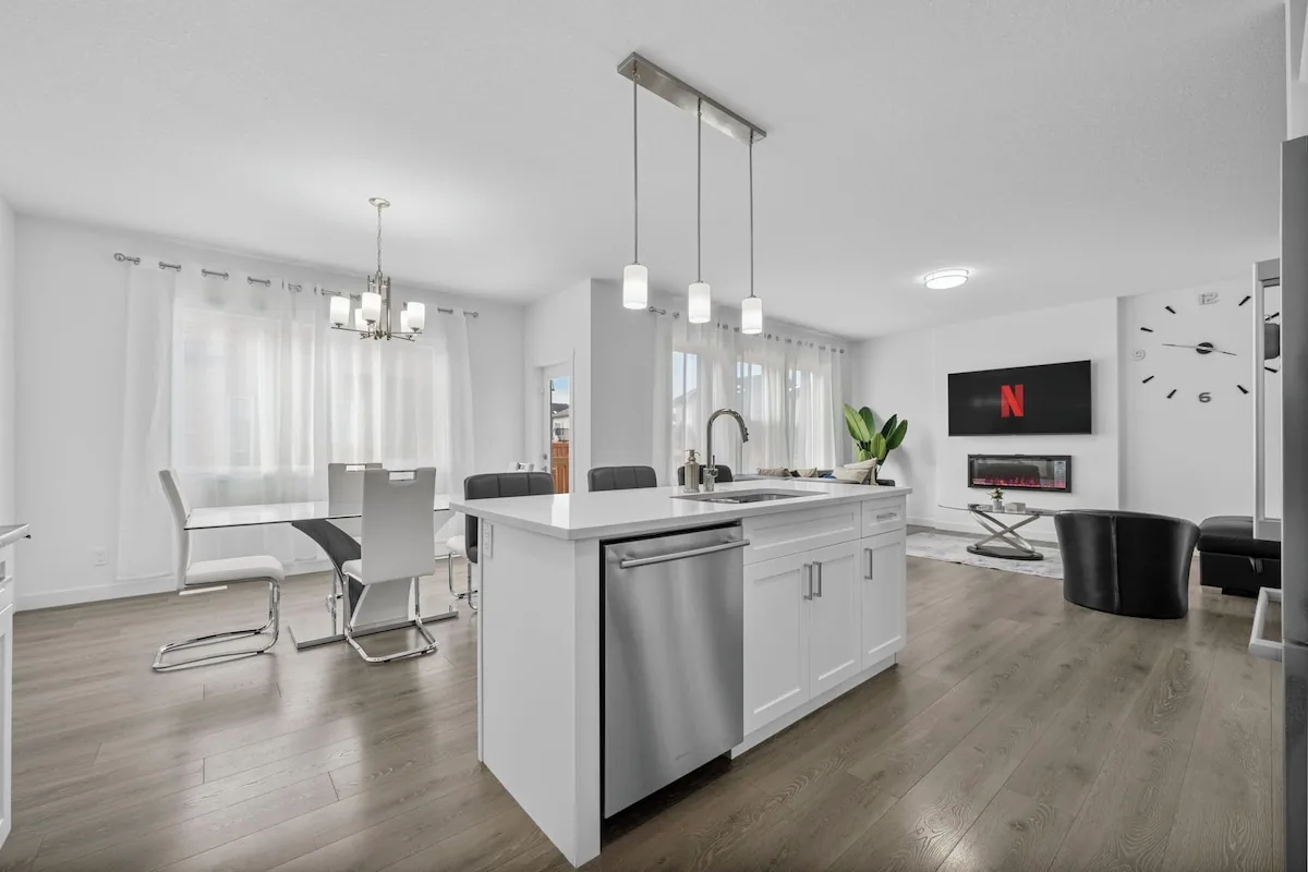 Edgemont furnished main-floor home in Edmonton
